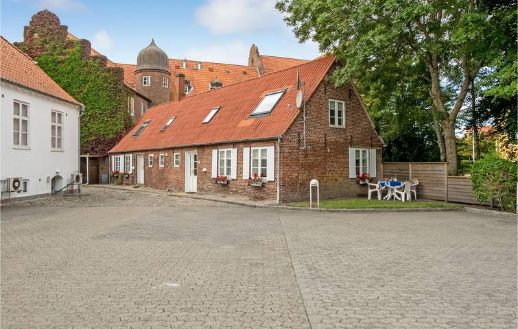 Ferieudlejning for 5 personer, med Terrasse og Have i Tønder