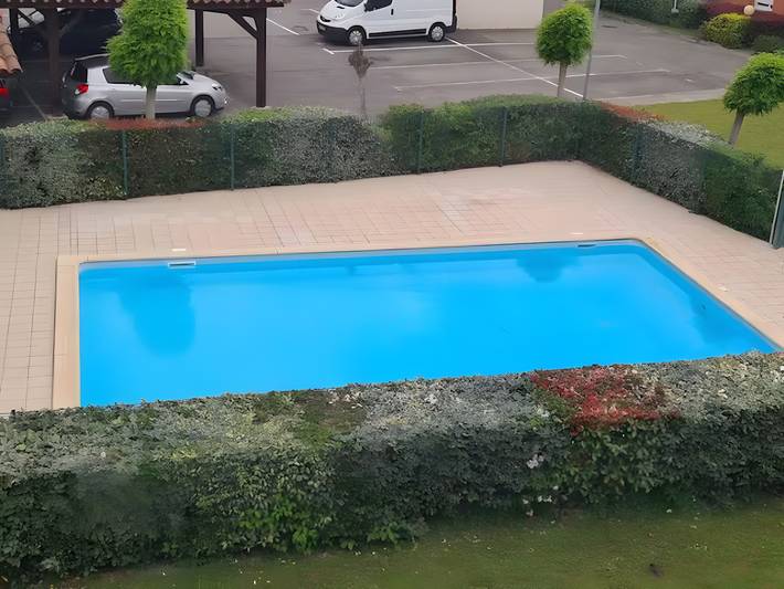 Entire apartment, Holiday Apartment "Spacieux Proche Aéroport Et Airbus" with Shared Heated Pool & Wi-Fi in Toulouse, Toulouse region