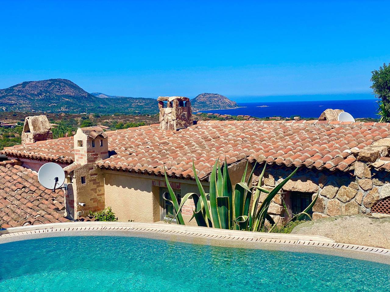 Villa 'Roccia d'oro with Private Pool, Sea View, Wi-Fi & Air Conditioning in Porto San Paolo, Loiri Porto San Paolo