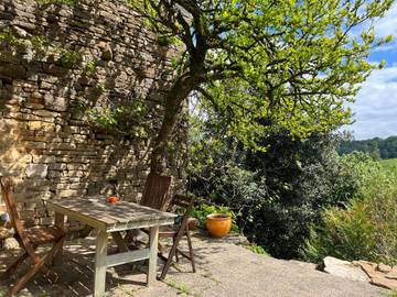 Gîte pour 2 personnes, avec terrasse et vue dans Abbans-Dessus
