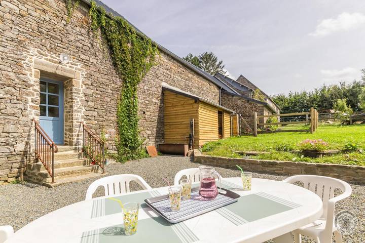 Gîte pour 5 personnes, avec jardin à Le Tanu