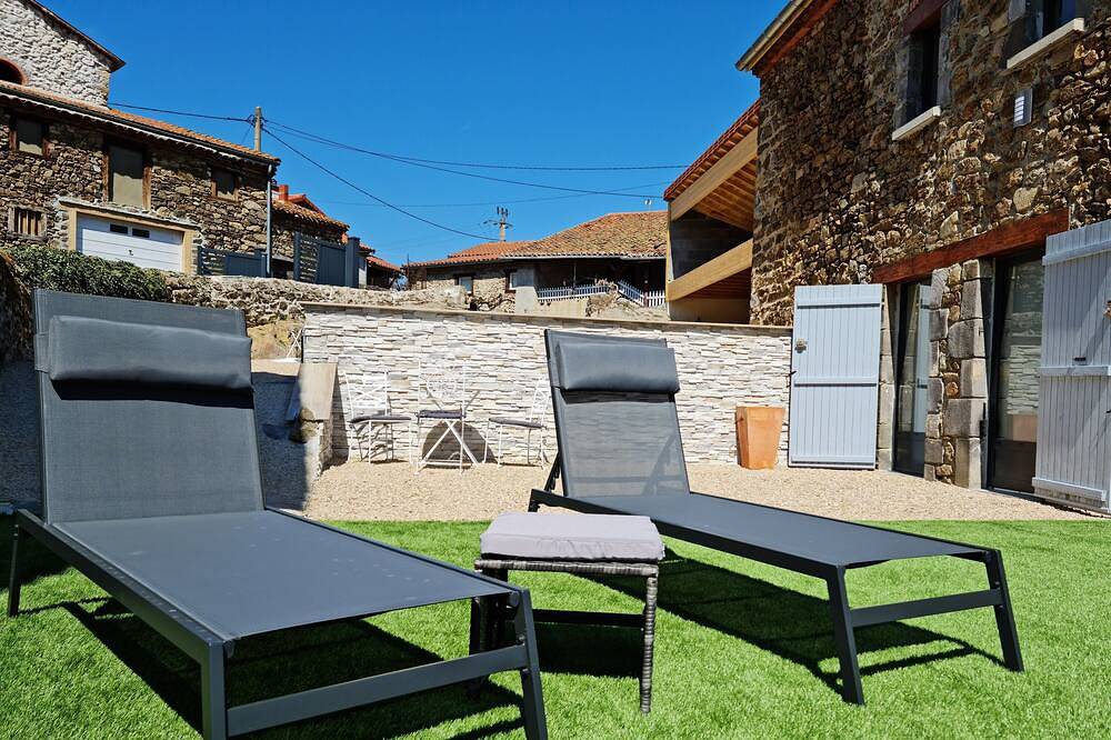 La grange à Vittal avec piscine in Villeneuve-d'Allier, Haute-Loire