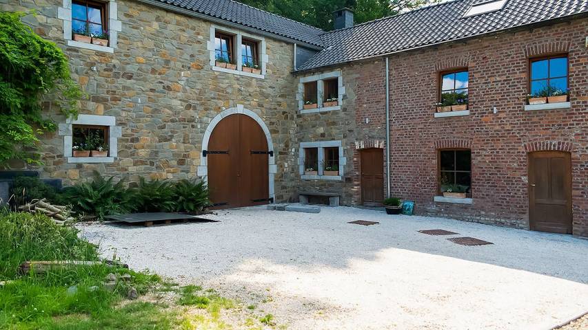 Location de vacances pour 10 personnes, avec piscine et jacuzzi ainsi que sauna et jardin à Verviers