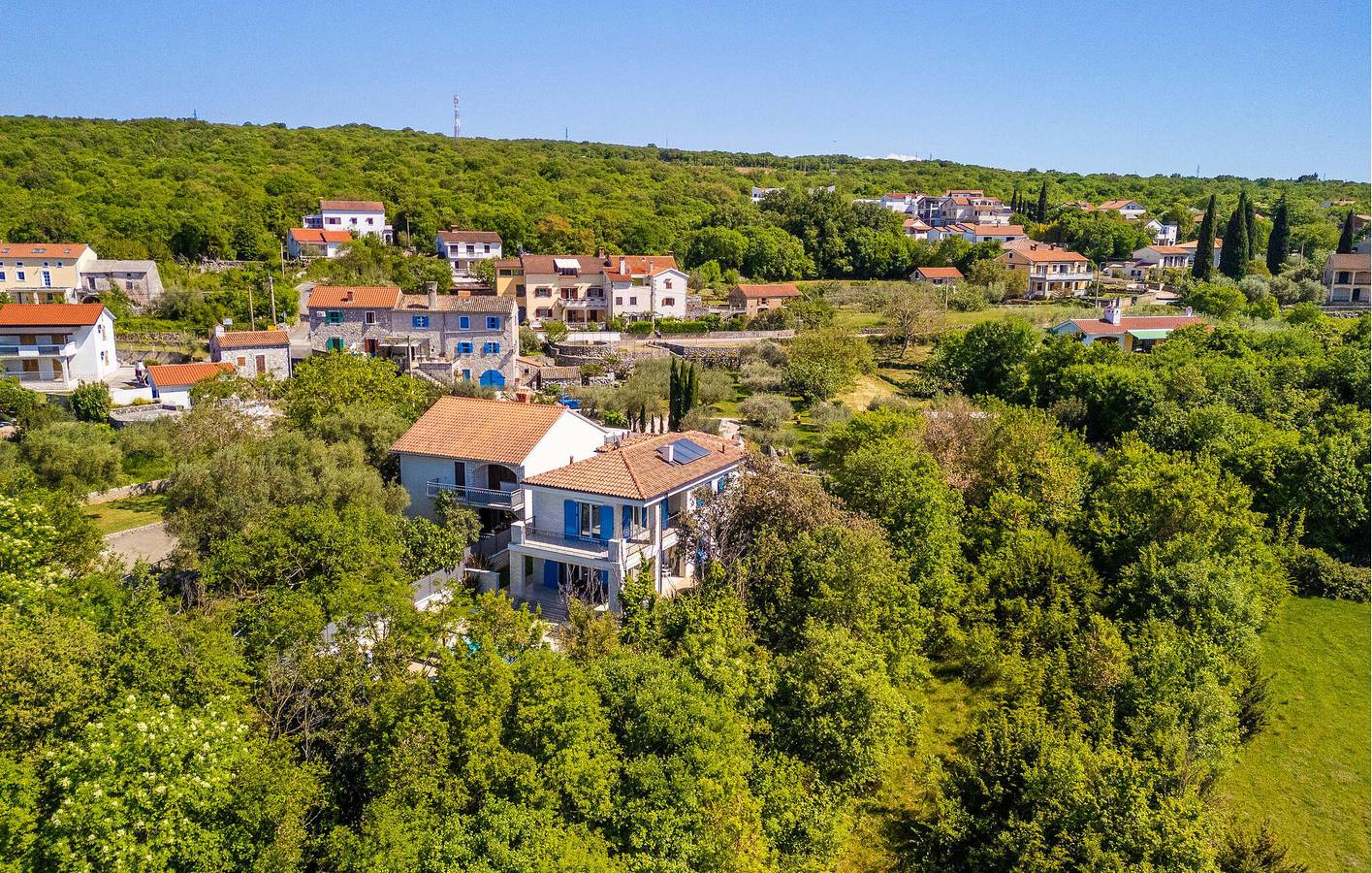 Geräumige 2-Zimmer-Wohnung mit Pool, WLAN und 2 km entferntem Strandzugang in Malinska-Dubašnica, Krk