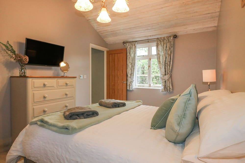 The Hen House, pet friendly, with hot tub in Rugeley in Staffordshire