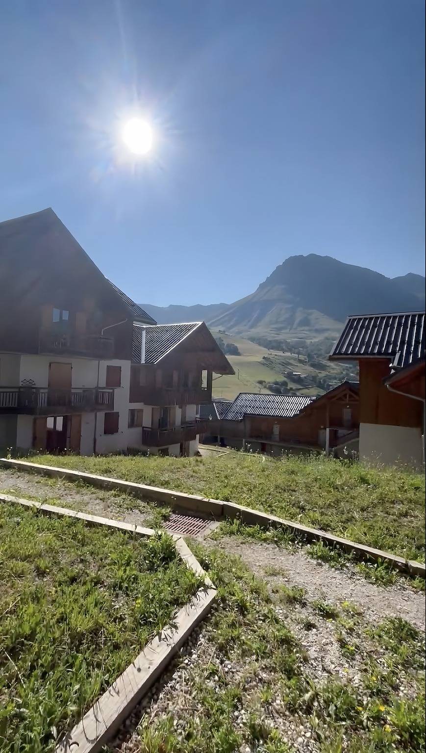 Entire apartment, “La Perle Albiez Montrond” Apartment with Private Terrace and Wi-Fi in Col du Mollard, Albiez-Montrond