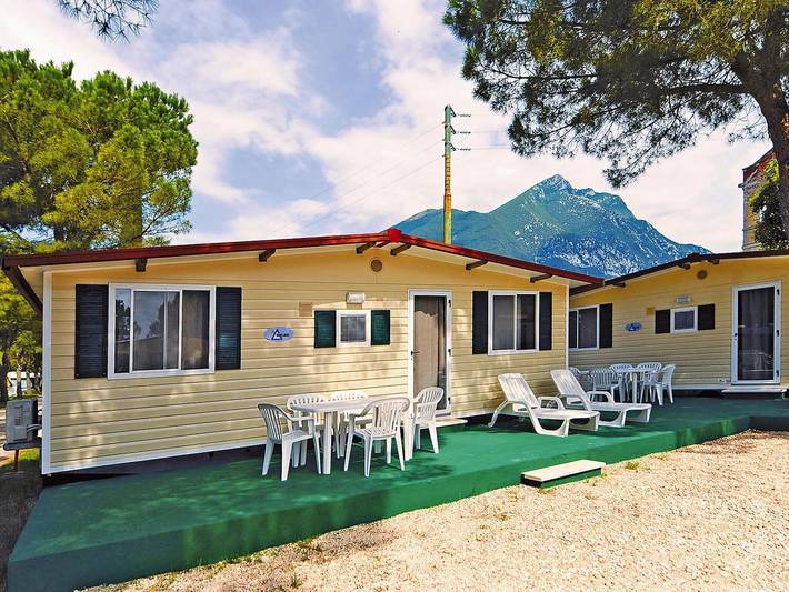 Bungalow für 4 Personen, mit Terrasse und Garten sowie Kinderpool und Pool in Toscolano-Maderno