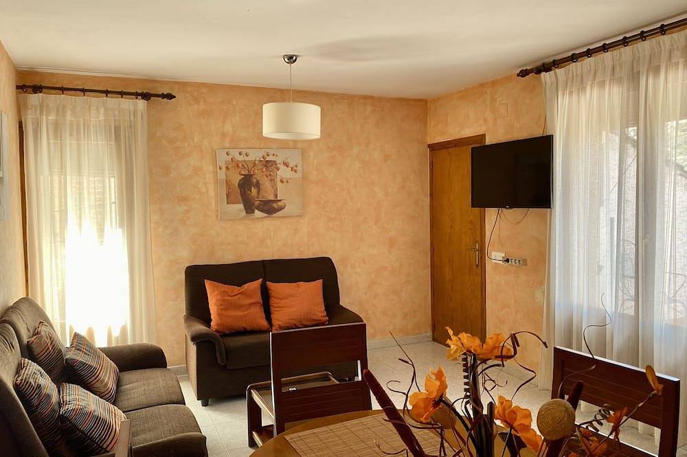 Gîte with fireplace and terrace, surrounded by mountains and rivers, Petfrienly in Beceite, Massis dels Ports