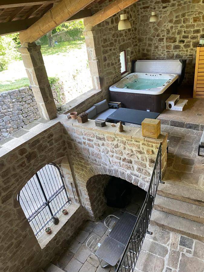 Location de vacances pour 14 personnes, avec balcon ainsi que sauna et jacuzzi à Sanilhac