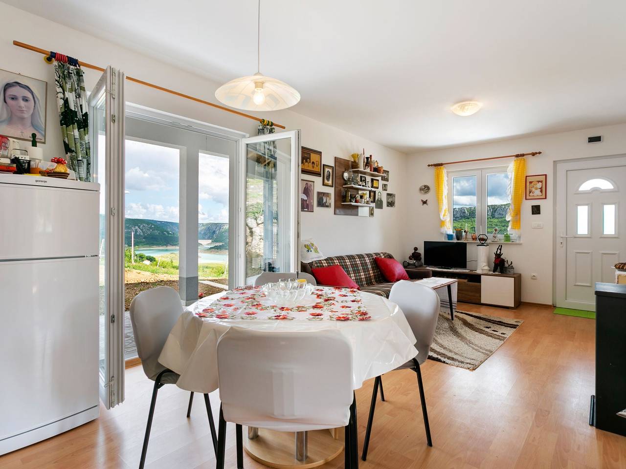 Haus in der Nähe des Roten Sees in Ricice in Imotski, Makarska Riviera