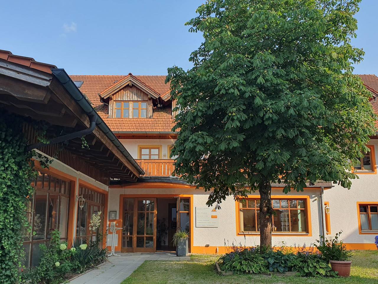 Ferienwohnung "Sonnenzeit" - Ferienwohnung mit großer Südwest-Terrasse & unbegrenztem Osserbad-Zugang in Lohberg, Ostbayern