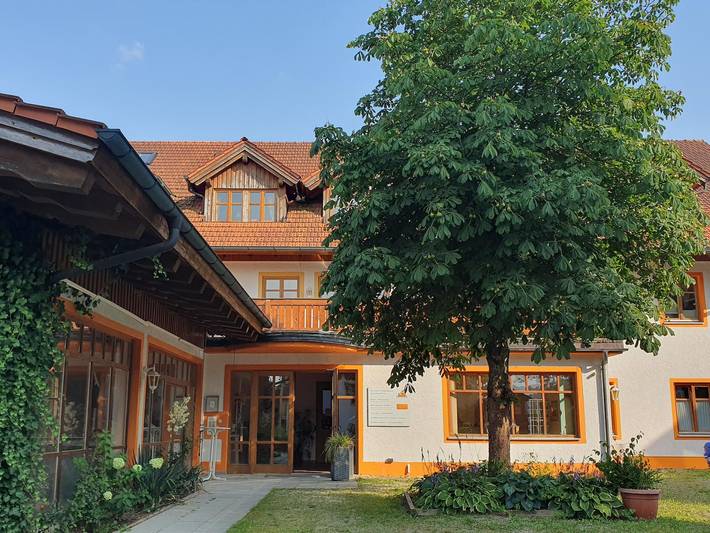 Ganze Wohnung, Ferienwohnung "Sonnenzeit" - Ferienwohnung mit großer Südwest-Terrasse & unbegrenztem Osserbad-Zugang in Lohberg, Ostbayern