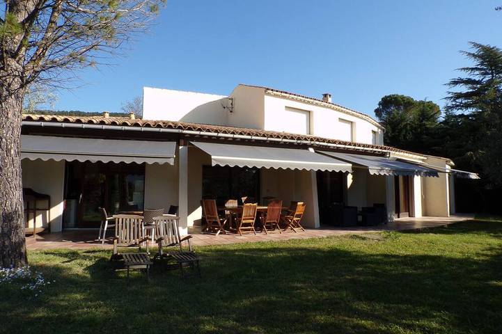 Location de vacances pour 10 personnes, avec terrasse et jardin à Coux