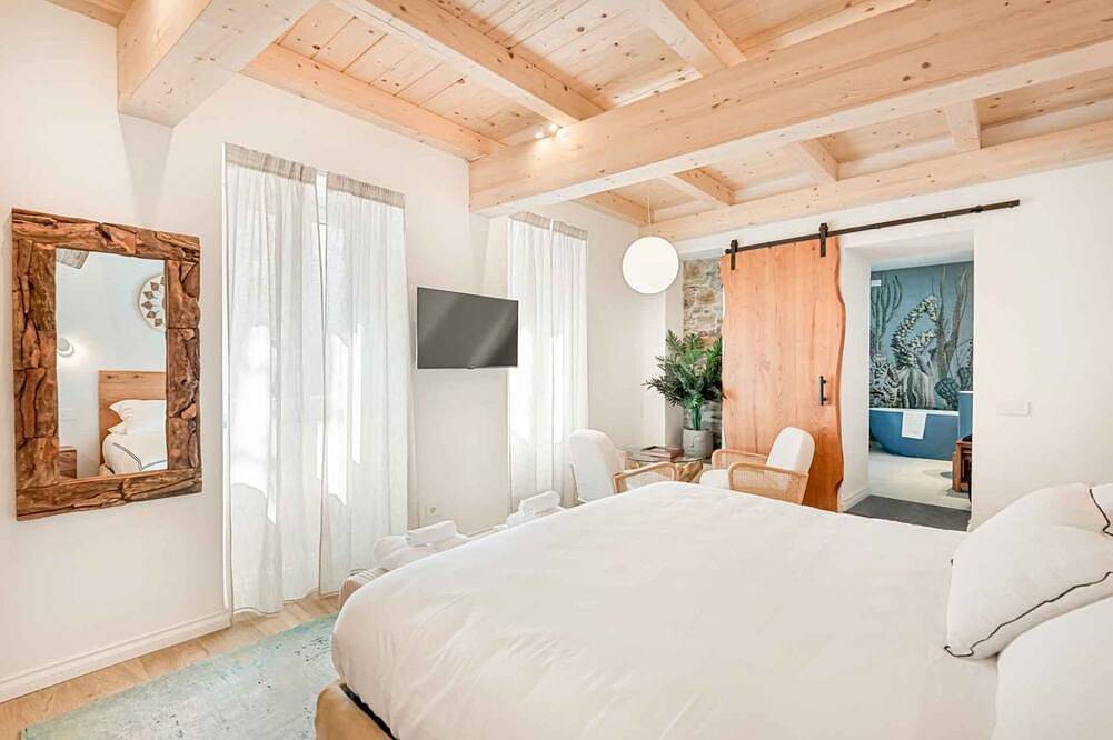 Casa Tre Uliva – The Elegance of Silence, the Luxury of the Genuinein the most authentic heart of Corniglia, Casa Tre Uliva comes to life in 2025: a high-end guesthouse that redefines the concept of hospitality in the Cinque Terre. Four charming rooms, in Corniglia, Vernazza Municipio