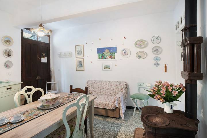 Appartamento 'Al Frantoio' con giardino privato in Castelvecchio di Rocca Barbena, Riviera di Ponente