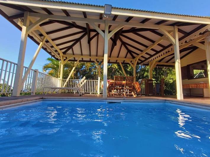 Location de vacances pour 4 personnes, avec terrasse et vue ainsi que jardin et piscine à Le Carbet - 2