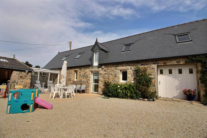 Gîte pour 4 personnes, avec terrasse et jardin, animaux acceptés à Plougrescant - 2