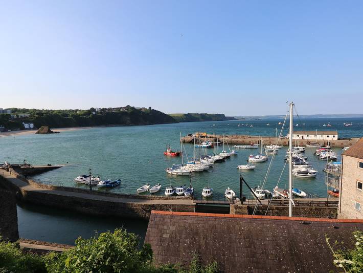 Last minute apartment for 7 people in Tenby