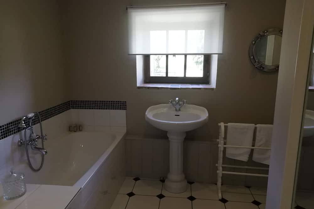 Cottage set in the grounds of our 16th century Manor. in Picauville, Côte de la Déroute