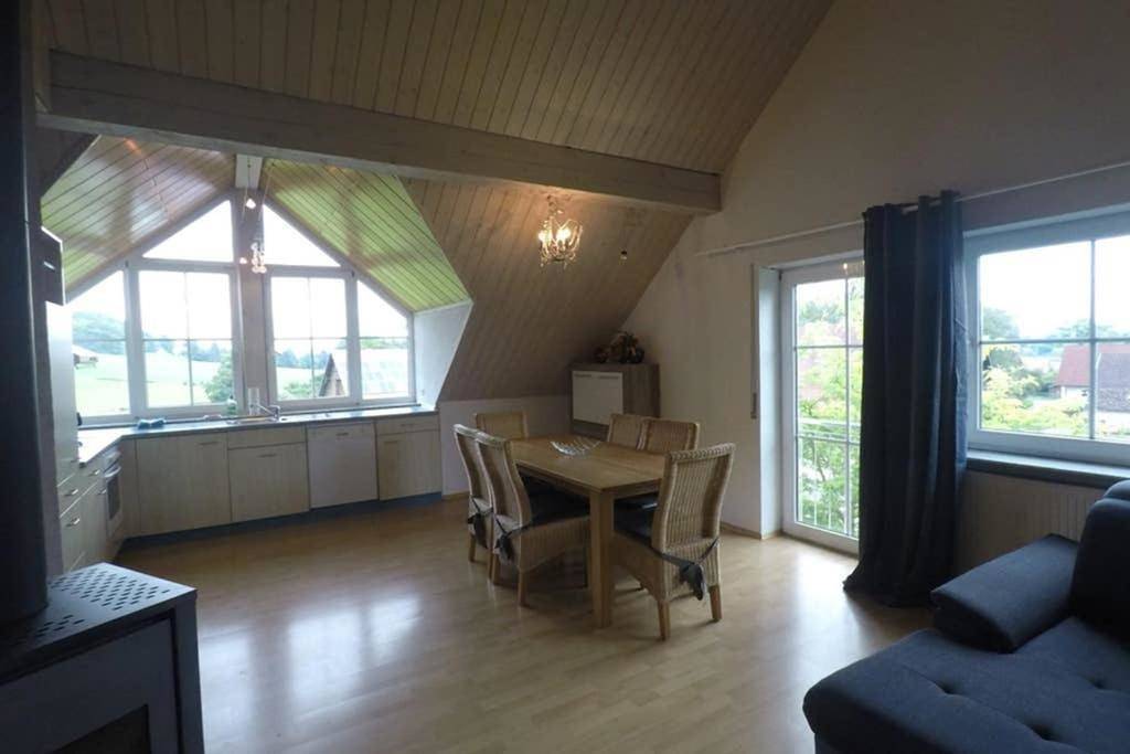 Ganze Wohnung, Ferienwohnung Leutkirch offen hell hoch schöne Aussicht in Reichenhofen, Leutkirch im Allgäu