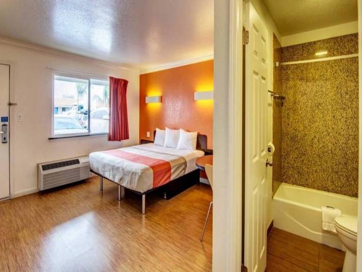 Ganze Wohnung, 1 Kingsize-Bett | Nichtraucher, Kühlschrank mit Mikrowelle in San Joaquin County