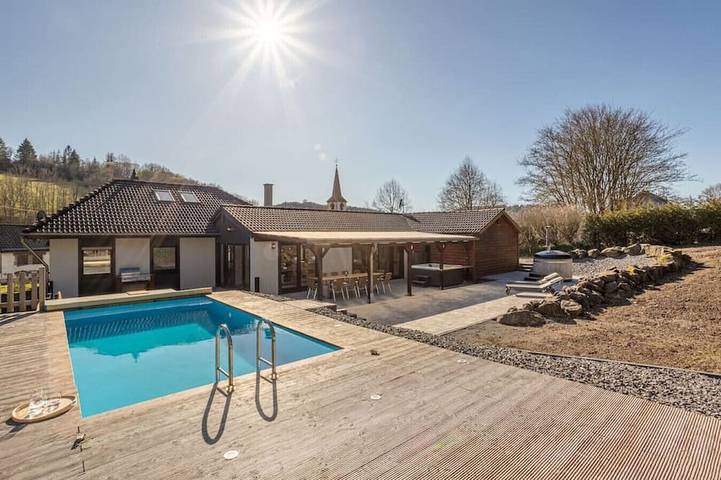 Ferienhaus für 12 Personen, mit Garten und Sauna sowie Whirlpool, mit Haustier