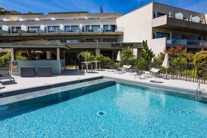 Appart’hôtel pour 4 personnes, avec vue et piscine ainsi que jardin et sauna
