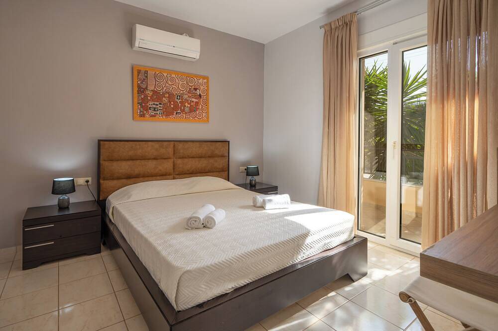 Knossos Estate, Villa Ariadni, Lux villa, panoramic sea view, gardens and pool in Région de Réthymnon