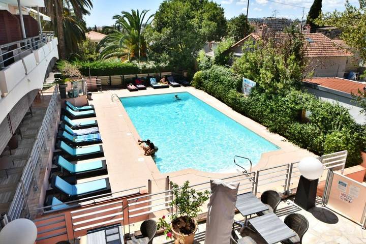 Aparthotel para 3 personas, con piscina además de vistas y jardín - 1