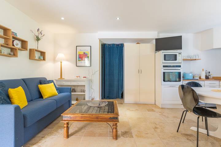 Hel lejlighed, Apartment 'Lobéal' with Shared Pool, Wi-Fi and Air Conditioning in Auriol, Middelhavskysten (Frankrig)