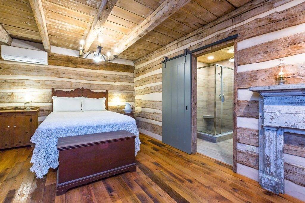 Bed&Breakfast in a 1795 Log Cabin on working farm, Margaret Baylor-Swoope suite in Augusta County