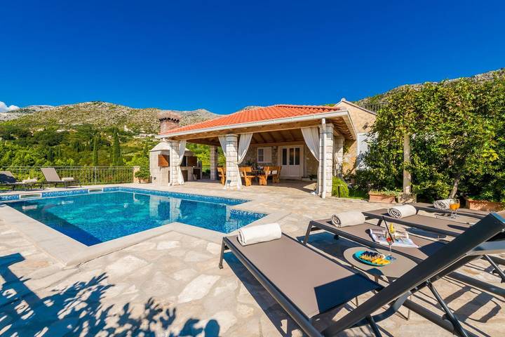 Villa for 8 people, with Garden and Pool as well as View in Srebreno