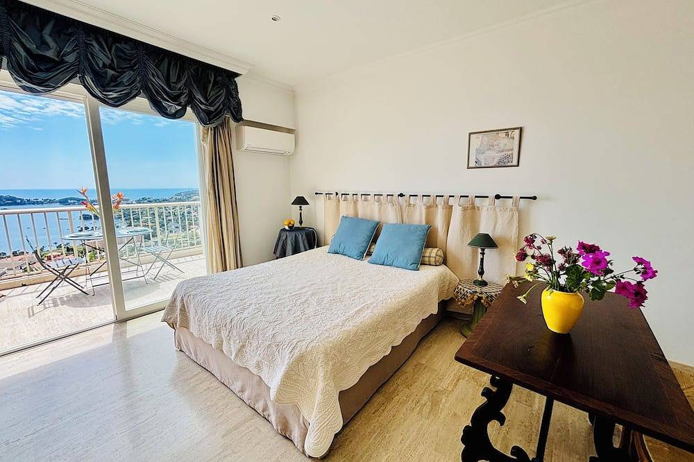 Entire apartment, Breathtaking view of Cap-Ferrat and the sea, studio with balcony and parking, A/C in Villefranche-sur-Mer, Nice region