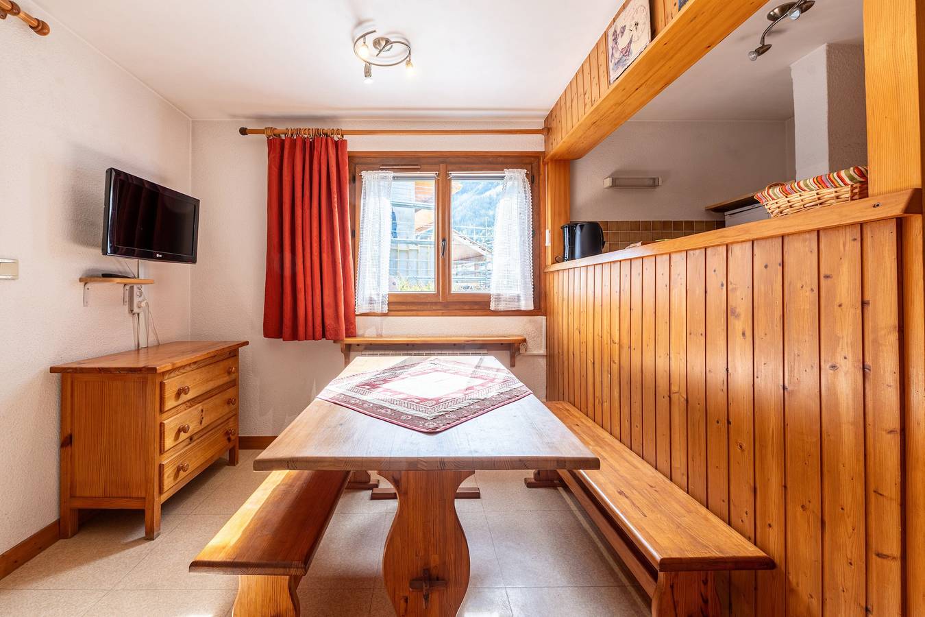 Entire apartment, Apartment 'La Bévéria 4' with Private Terrace and Shared Garden in Pralognan-la-Vanoise, Vanoise National Park