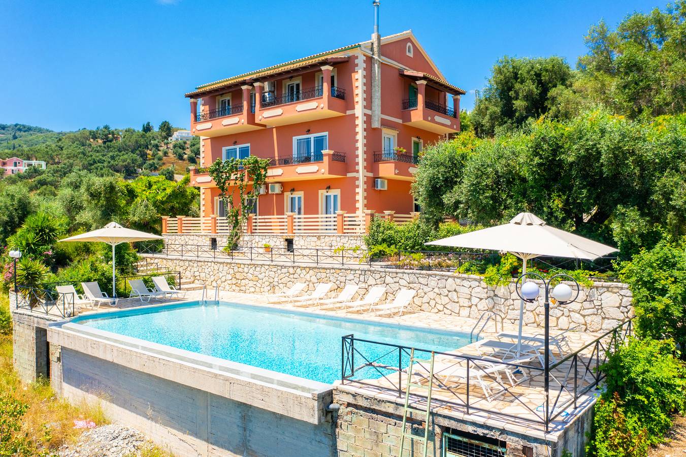 Villa Vasso: Large Private Pool, Walk to Beach, Sea Views, A/C, Wifi in Paralia Kerasia, Corfu
