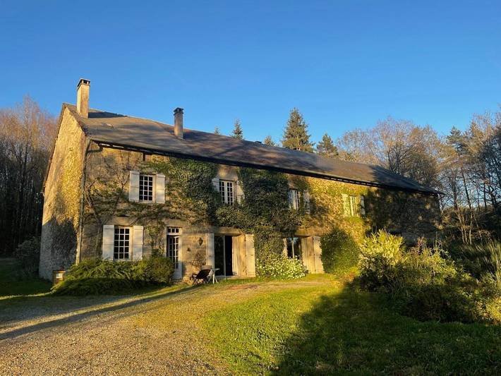 Location de vacances pour 10 personnes, avec terrasse et piscine à Sauviat-sur-Vige
