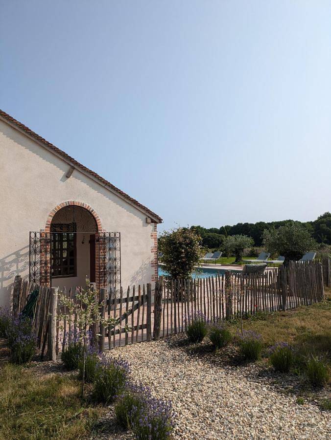 Location de vacances pour 27 personnes, avec Terrasse et Jardin ainsi que Piscine et Sauna à Isdes