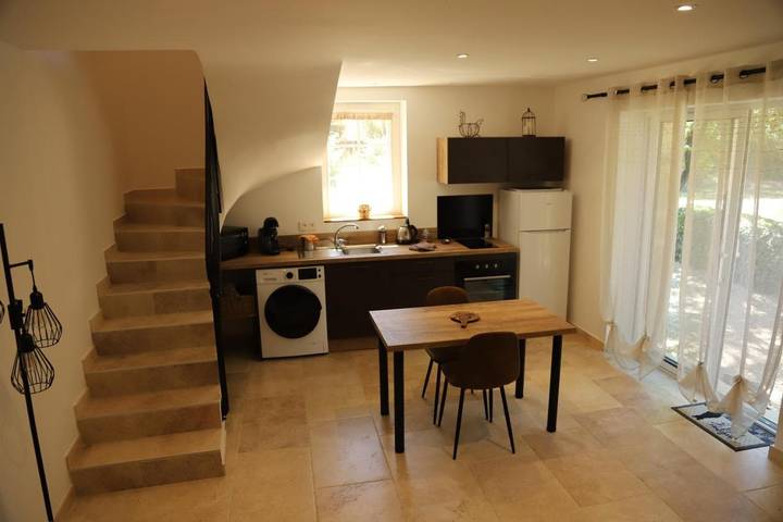 Gîte pour 2 personnes, avec vue ainsi que piscine et jardin à Pertuis - 2