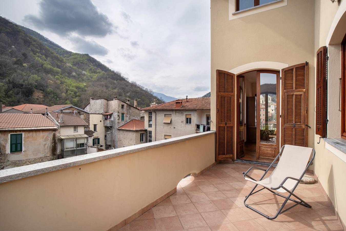 Apartamento entero, Apartamento 'Lilli' con vistas a la montaña, terraza privada y Wi-Fi in Pieve di Teco, Alpes Ligures