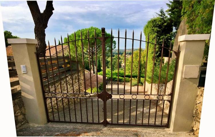 Villa für 6 Personen, mit Terrasse und Garten sowie Pool und Ausblick
