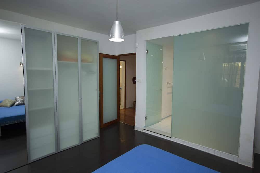 Geheel appartement, Nachtleven maar rustige omgeving, moderne grote woning, uitzicht op de baai, tuin, bbq, parking in Paceville, San Giljan