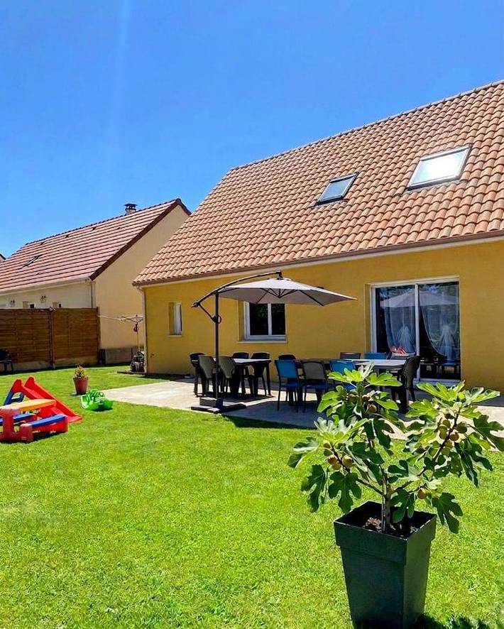 Location de vacances pour 12 personnes, avec Terrasse ainsi que Jardin et Vue dans Voivres-lès-le-Mans