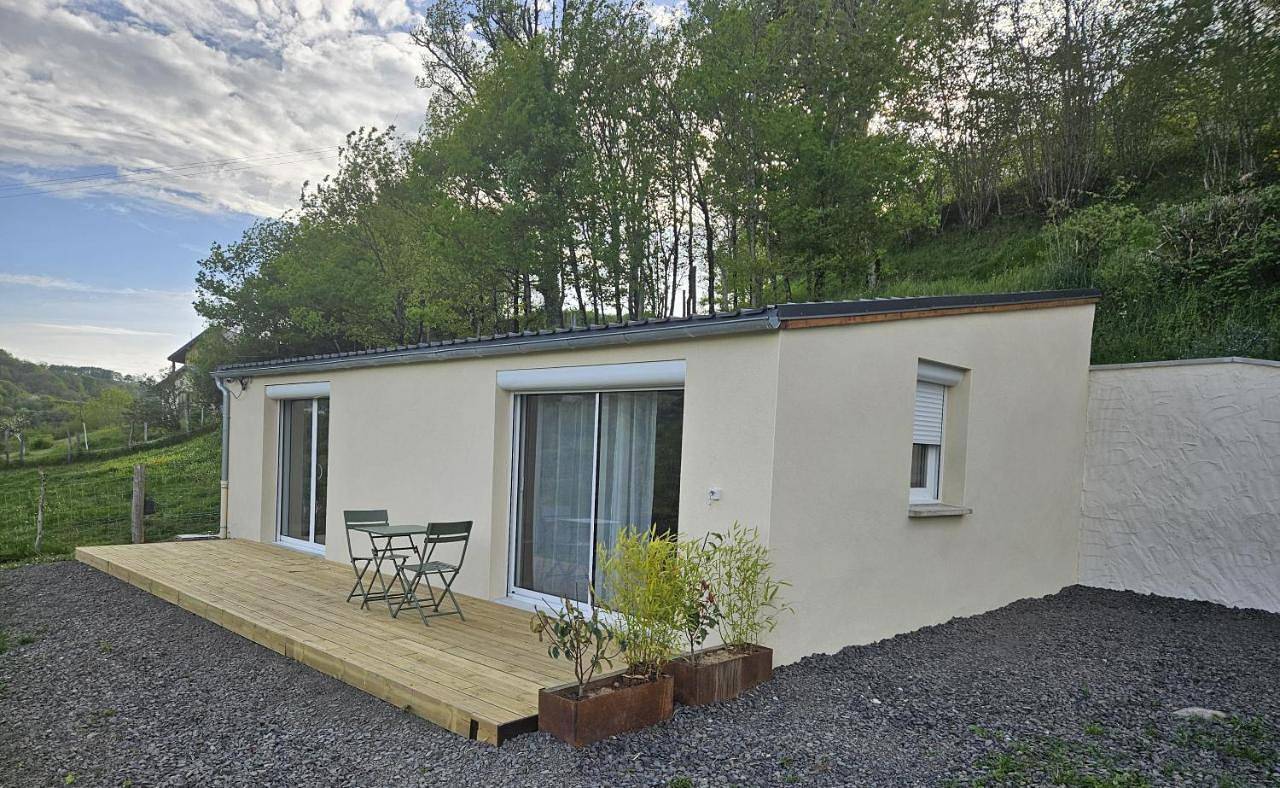 Le Petit Gîte 15140 in Sainte-Eulalie (Cantal), Région de Mauriac