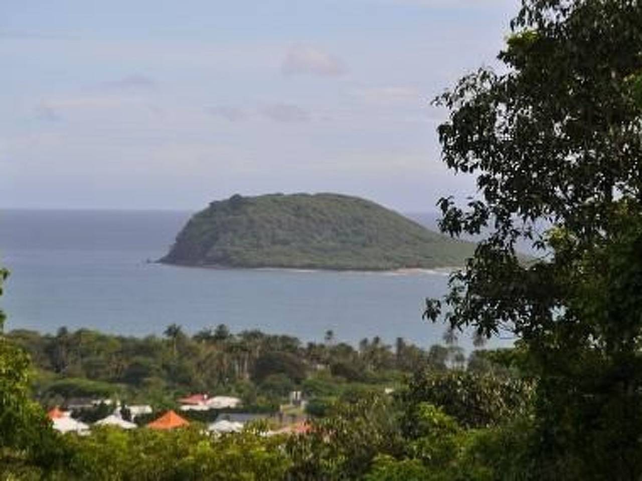 Holzbungalow, 3 Schlafzimmer, Meerblick, privater Jacuzzi in Deshaies, Guadeloupe