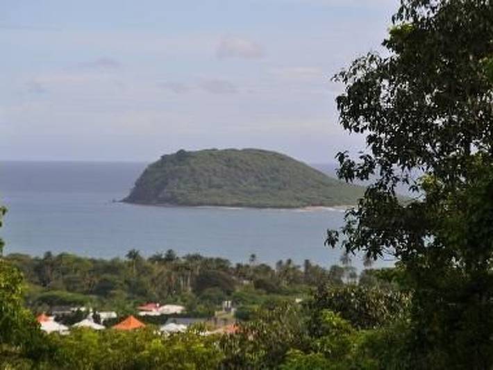 Holzbungalow, 3 Schlafzimmer, Meerblick, privater Jacuzzi in Deshaies, Guadeloupe