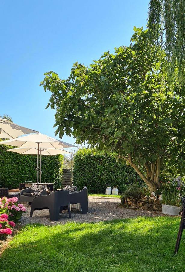 Chambre d’hôte pour 6 personnes, avec Terrasse et Jardin ainsi que Piscine et Vue dans Allier