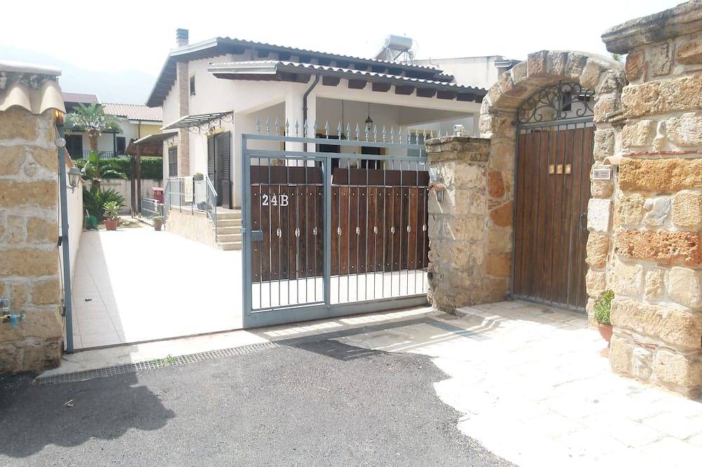 Villa sleeps 6 with hydromassage tub in Villagrazia di Carini, Carini