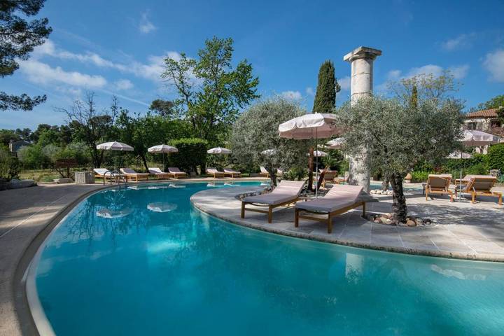 Hôtel pour 4 personnes, avec jardin et piscine, animaux acceptés