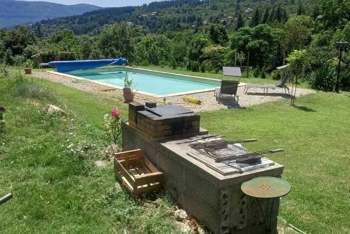 Location de vacances pour 5 personnes, avec Terrasse et Jardin ainsi que Piscine et Vue à Aulas