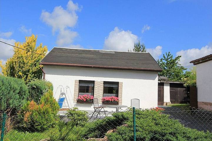 Ferienhaus für 2 Personen, mit Terrasse und Pool sowie Garten, mit Haustier - 1